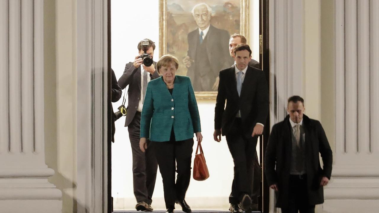 Bundeskanzlerin Angela Merkel verlässt Schloss Bellevue nach dem Gespräch mit Bundespräsident Frank-Walter Steinmeier.