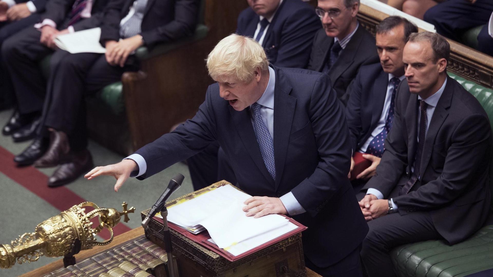 Großbritannien, London: Boris Johnson (l), Premierminister von Großbritannien, spricht während seiner ersten Fragerunde im britischen Parlament.