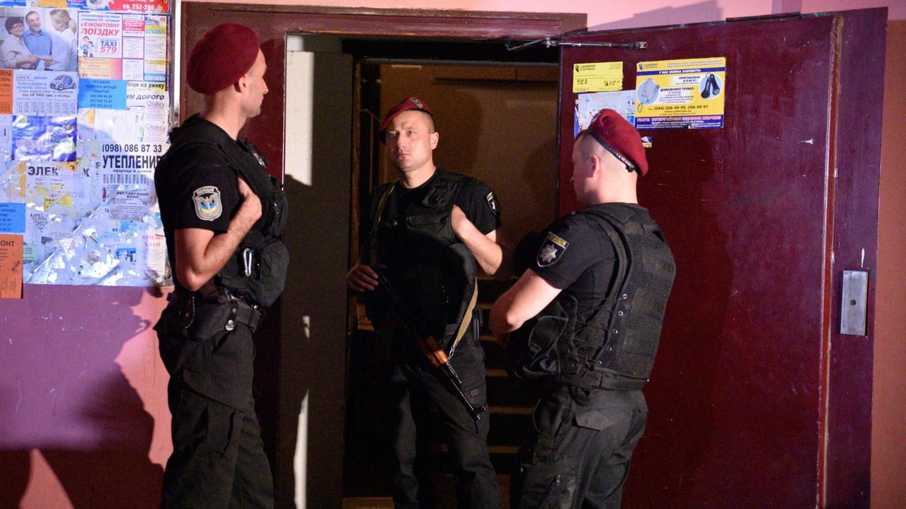 Polizisten stehen außerhalb des Gebäudes in Kiew, in dem der russische Journalist Arkadij Babtschenko ermordet wurde. Polizisten stehen außerhalb des Gebäudes in Kiew, in dem der russische Journalist Arkadij Babtschenko ermordet wurde.