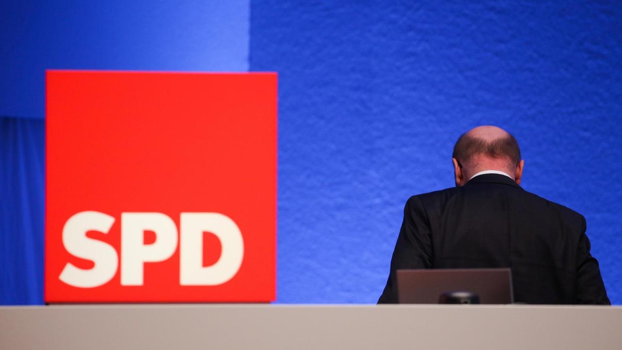 Der SPD-Parteivorsitzende Martin Schulz verlässt am 21.01.2018 beim SPD-Sonderparteitag in Bonn (Nordrhein-Westfalen) das Podium.