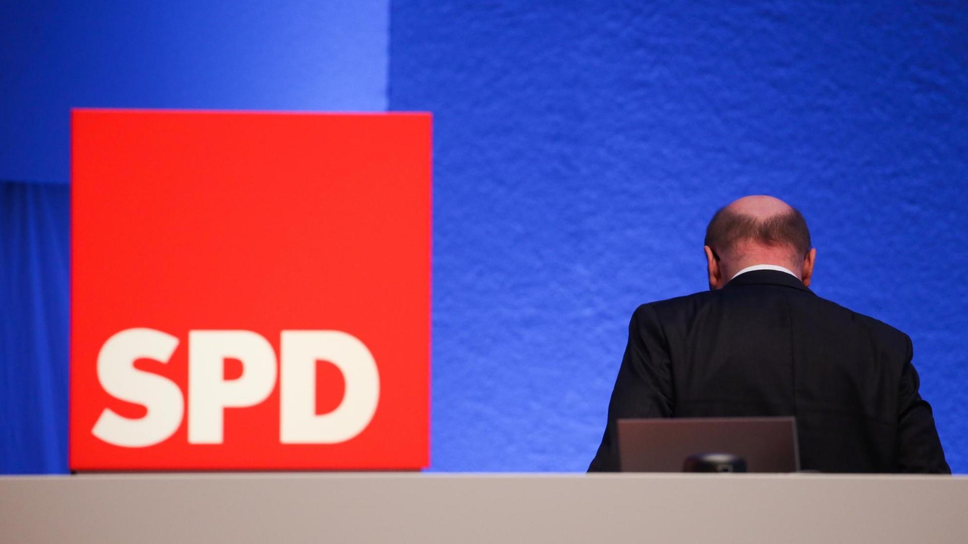 Der SPD-Parteivorsitzende Martin Schulz verlässt am 21.01.2018 beim SPD-Sonderparteitag in Bonn (Nordrhein-Westfalen) das Podium. Der SPD-Parteivorsitzende Martin Schulz verlässt am 21.01.2018 beim SPD-Sonderparteitag in Bonn (Nordrhein-Westfalen) das Podium.