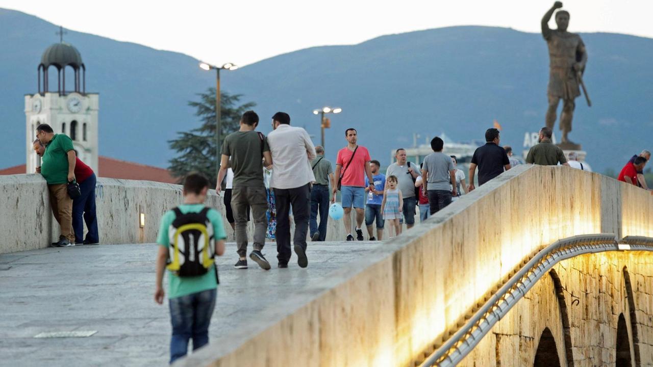 Blick auf eine Brücke über den Fluss Vardar in Mazedoniens Hauptstadt Skopje Blick auf eine Brücke über den Fluss Vardar in Mazedoniens Hauptstadt Skopje