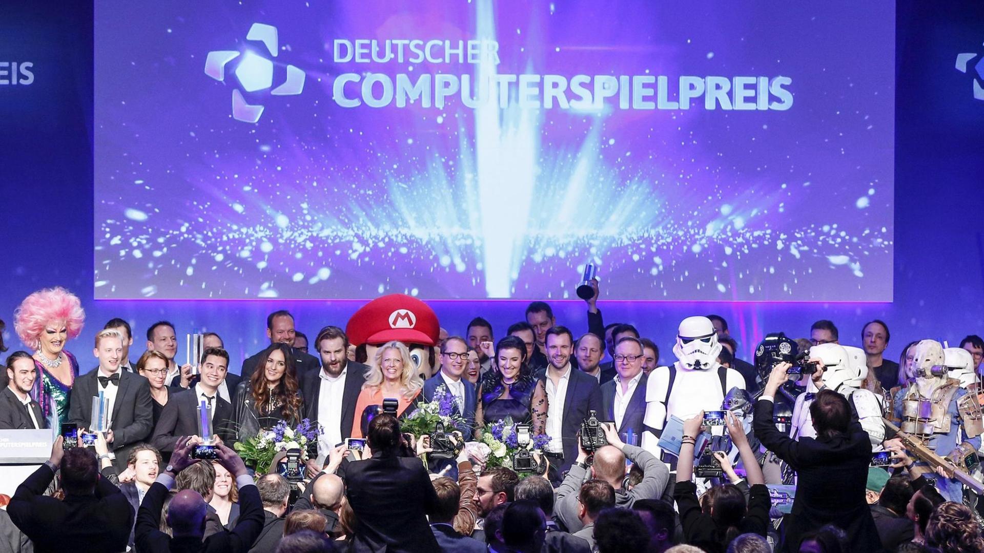 Alle Gewinner und Laudatoren des Computerspielpreises 2017 im Westhafen Event & Convention Center in Berlin Alle Gewinner und Laudatoren des Computerspielpreises 2017 im Westhafen Event & Convention Center in Berlin