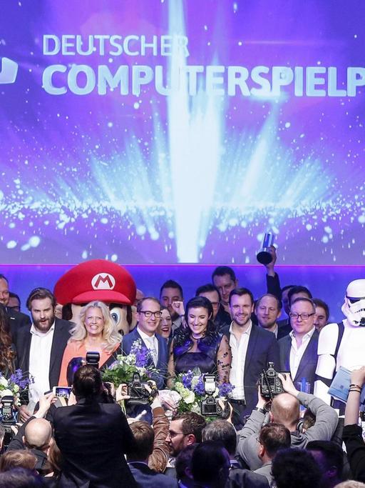 Alle Gewinner und Laudatoren des Computerspielpreises 2017 im Westhafen Event & Convention Center in Berlin
