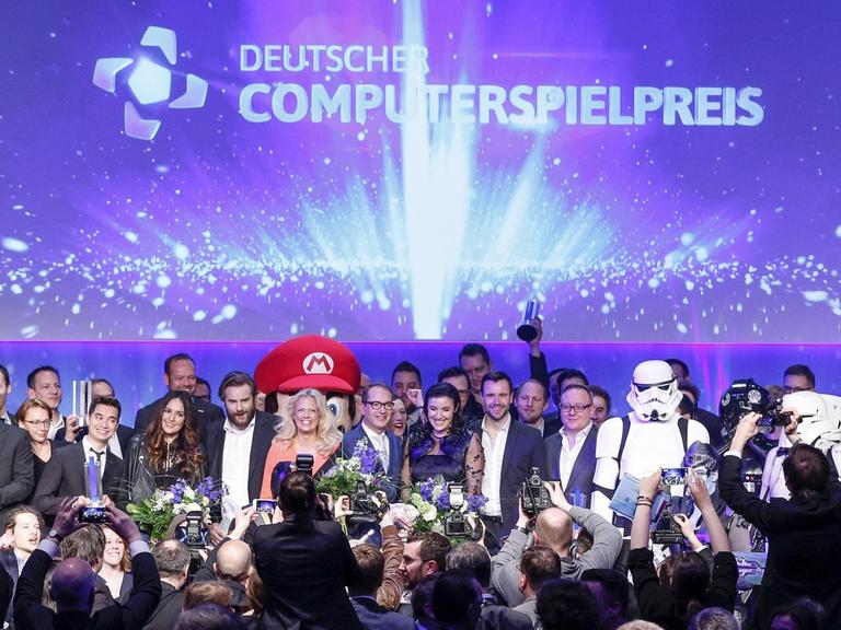 Alle Gewinner und Laudatoren des Computerspielpreises 2017 im Westhafen Event & Convention Center in Berlin