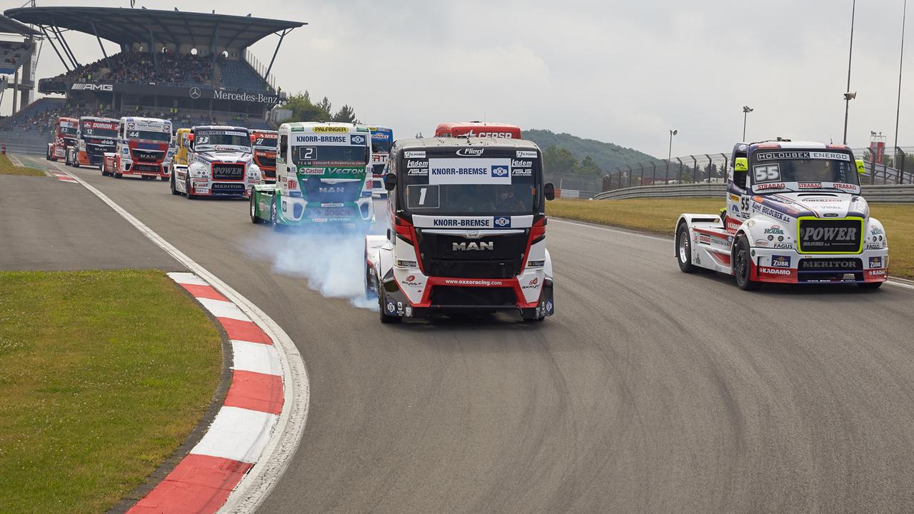 Die FIA-Race-Trucks sind am 27.06.2015 beim Truck-Grand-Prix auf dem Nürburgring bei Nürburg (Rheinland-Pfalz) unterwegs. Die FIA-Race-Trucks sind am 27.06.2015 beim Truck-Grand-Prix auf dem Nürburgring bei Nürburg (Rheinland-Pfalz) unterwegs.