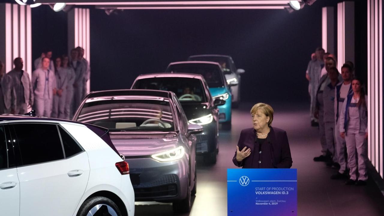 Bundeskanzlerin Angela Merkel (CDU) spricht im VW-Werk in Zwickau bei einem Festakt zum Produktionsstart des Elektroautos ID3.