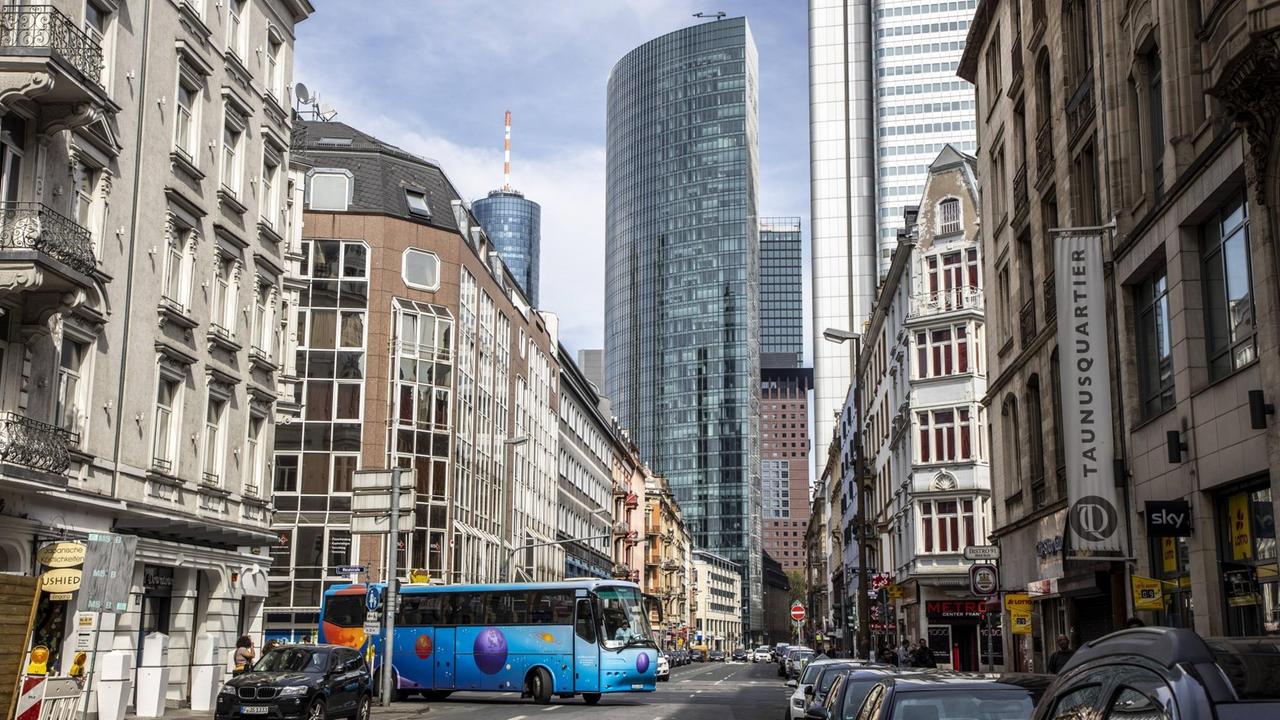 Das Bahnhofsviertel in Frankurt mit dem Rotlichtviertel Taunusstrasse, im Hintergrund die Skyline mit den Hochhäusern des Bankenviertels Das Bahnhofsviertel in Frankurt mit dem Rotlichtviertel Taunusstrasse, im Hintergrund die Skyline mit den Hochhäusern des Bankenviertels