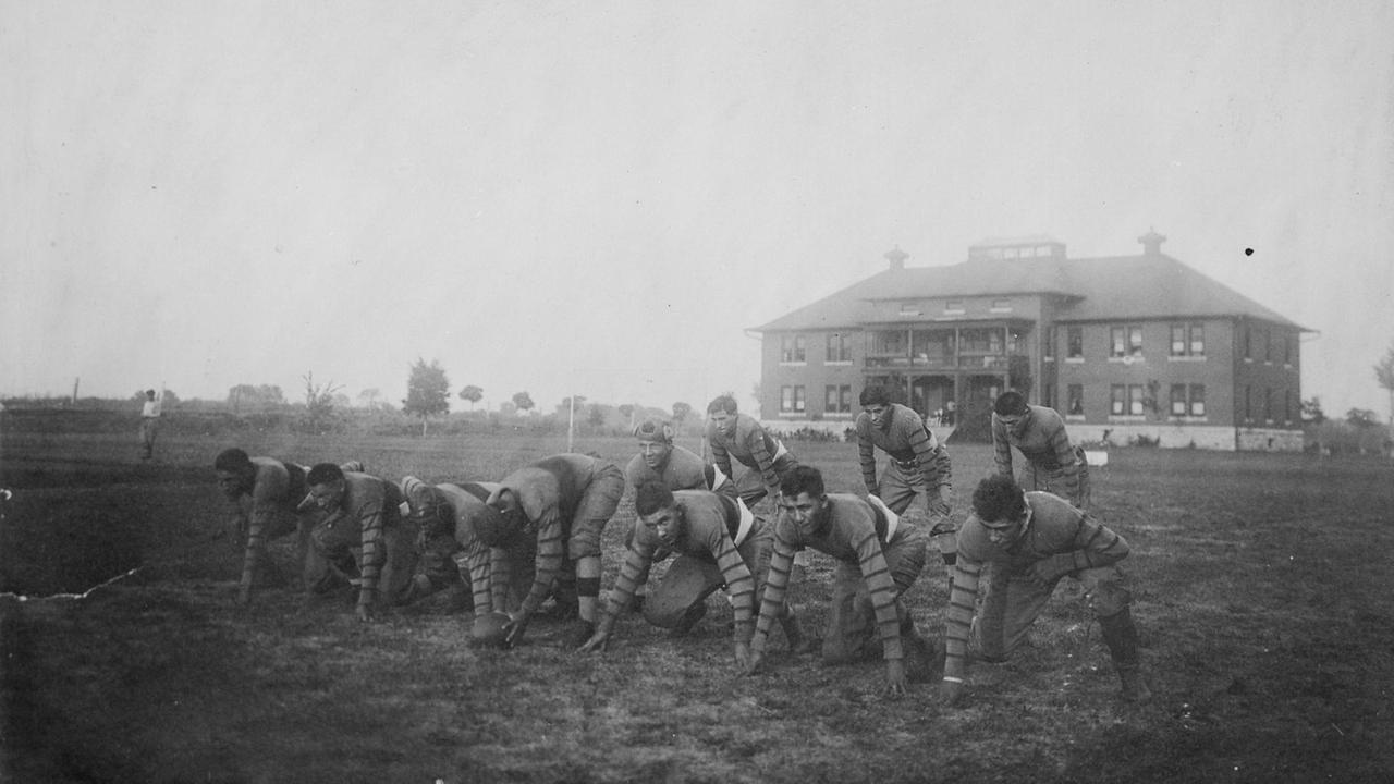 Die Football-Mannschaft der Haskell Indian Nations Universität, aufgenommen im Jahr 1914.