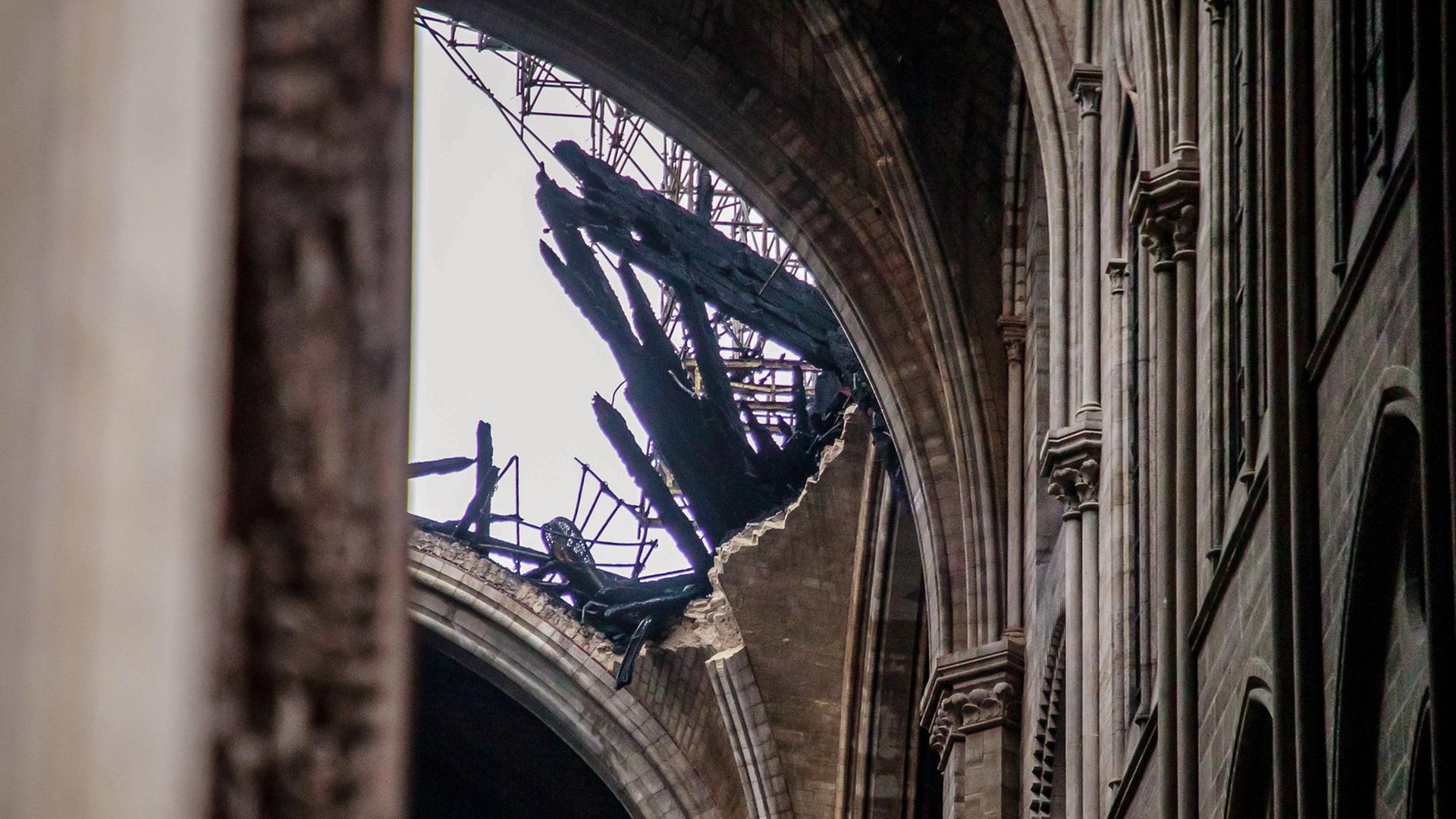 Blick auf das zerstörte Dach der Kathedrale Notre Dame in Paris