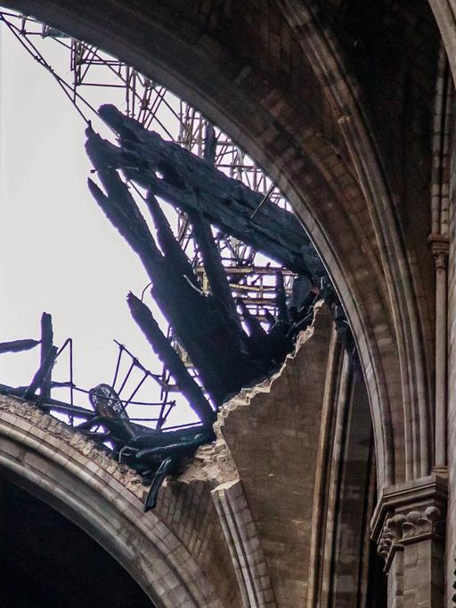 Blick auf das zerstörte Dach der Kathedrale Notre Dame in Paris