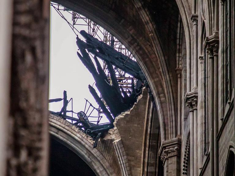 Blick auf das zerstörte Dach der Kathedrale Notre Dame in Paris