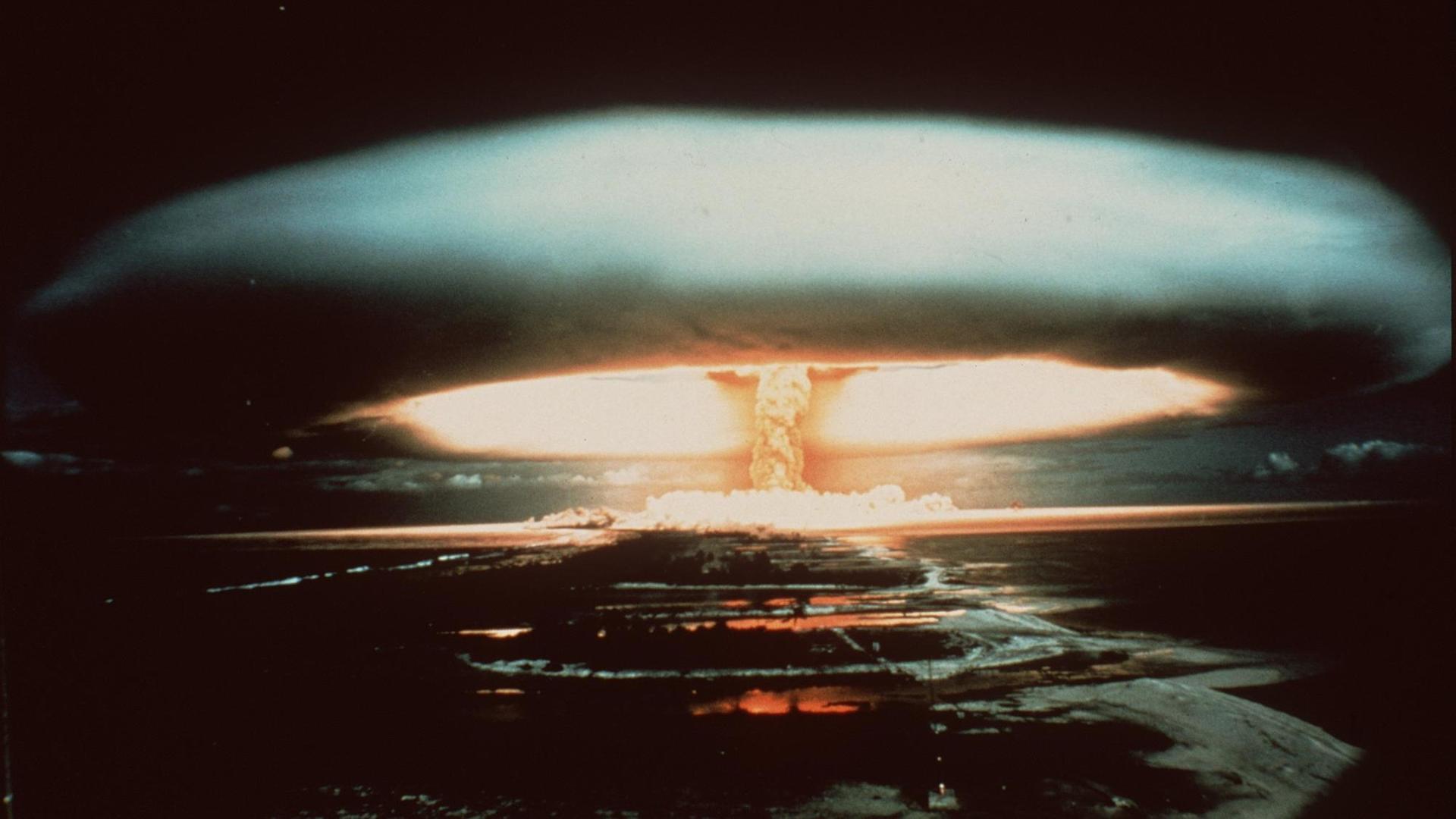 Nach der Explosion einer französischen Atombombe 1971 schwebt dieser riesige Atompilz über dem Mururoa-Atoll. Nach der Explosion einer französischen Atombombe 1971 schwebt dieser riesige Atompilz über dem Mururoa-Atoll.