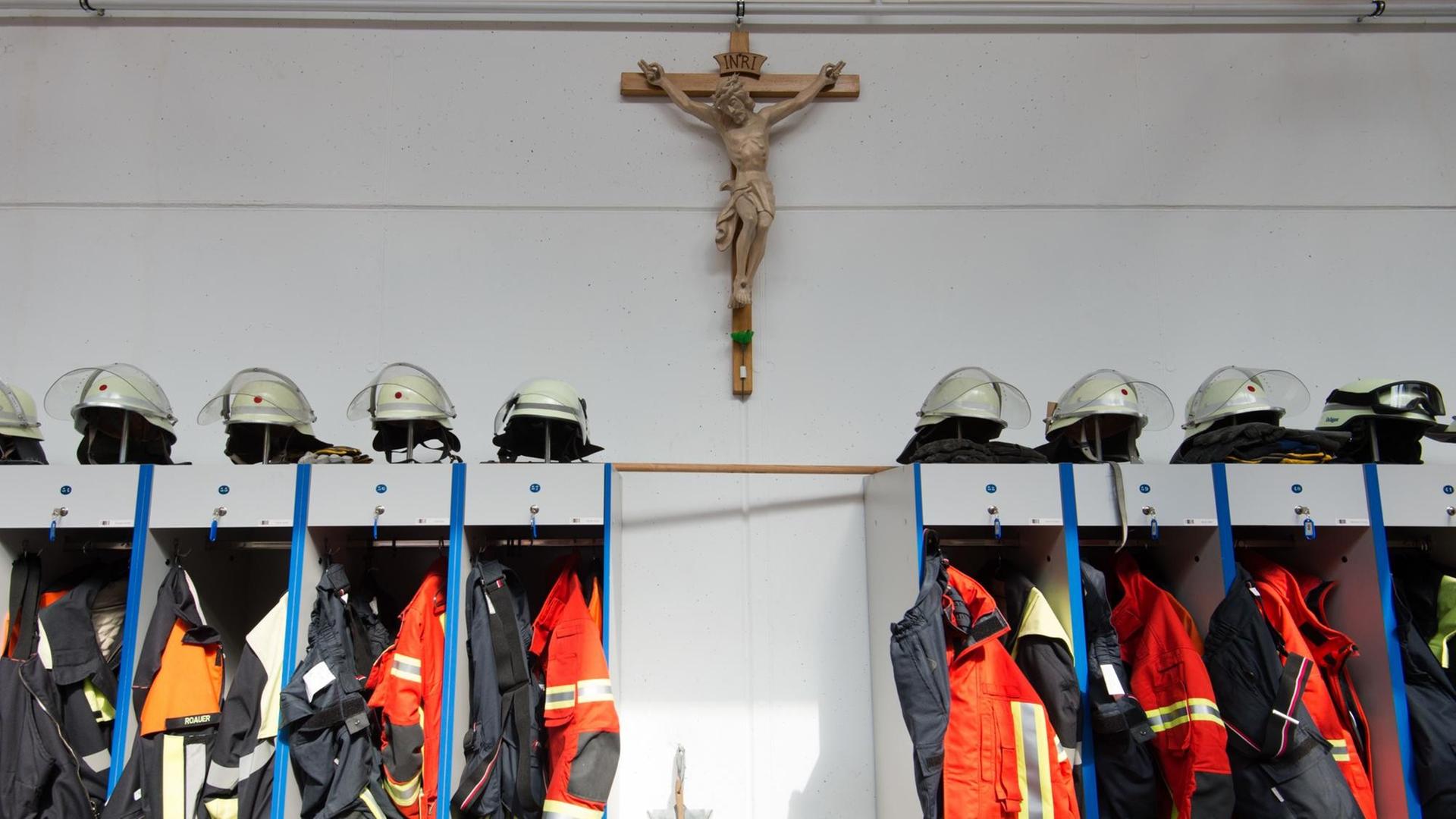 Ein Kruzifix hängt bei der Freiwilligen Feuerwehr in Allersberg (Bayern) über der Garderobe in der Fahrzeughalle. Ein Kruzifix hängt bei der Freiwilligen Feuerwehr in Allersberg (Bayern) über der Garderobe in der Fahrzeughalle.