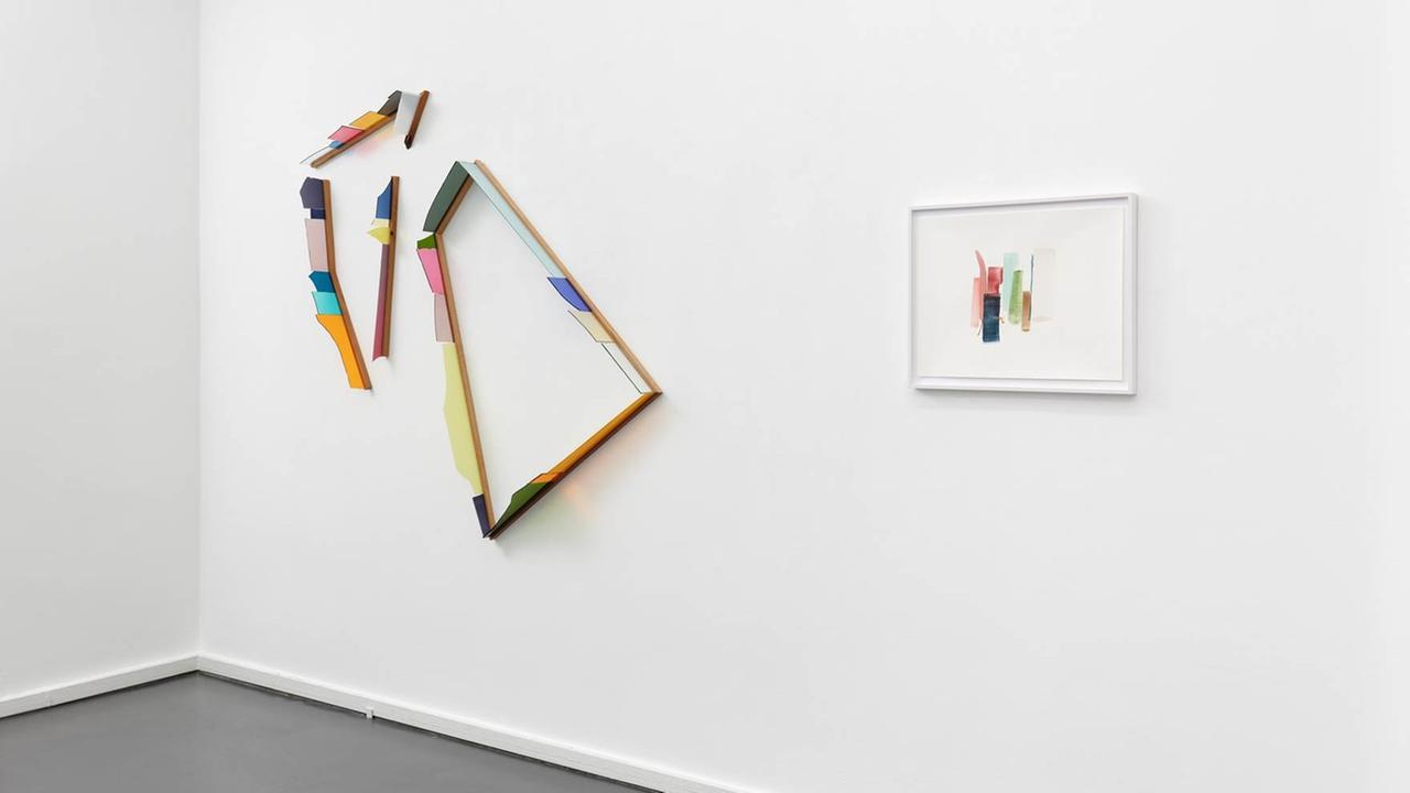 Kunstwerke hängen in der Ausstellung "spellbound" von Henrik Eiben bei Schwarz Contemporary in Berlin an einer weißen Wand. 