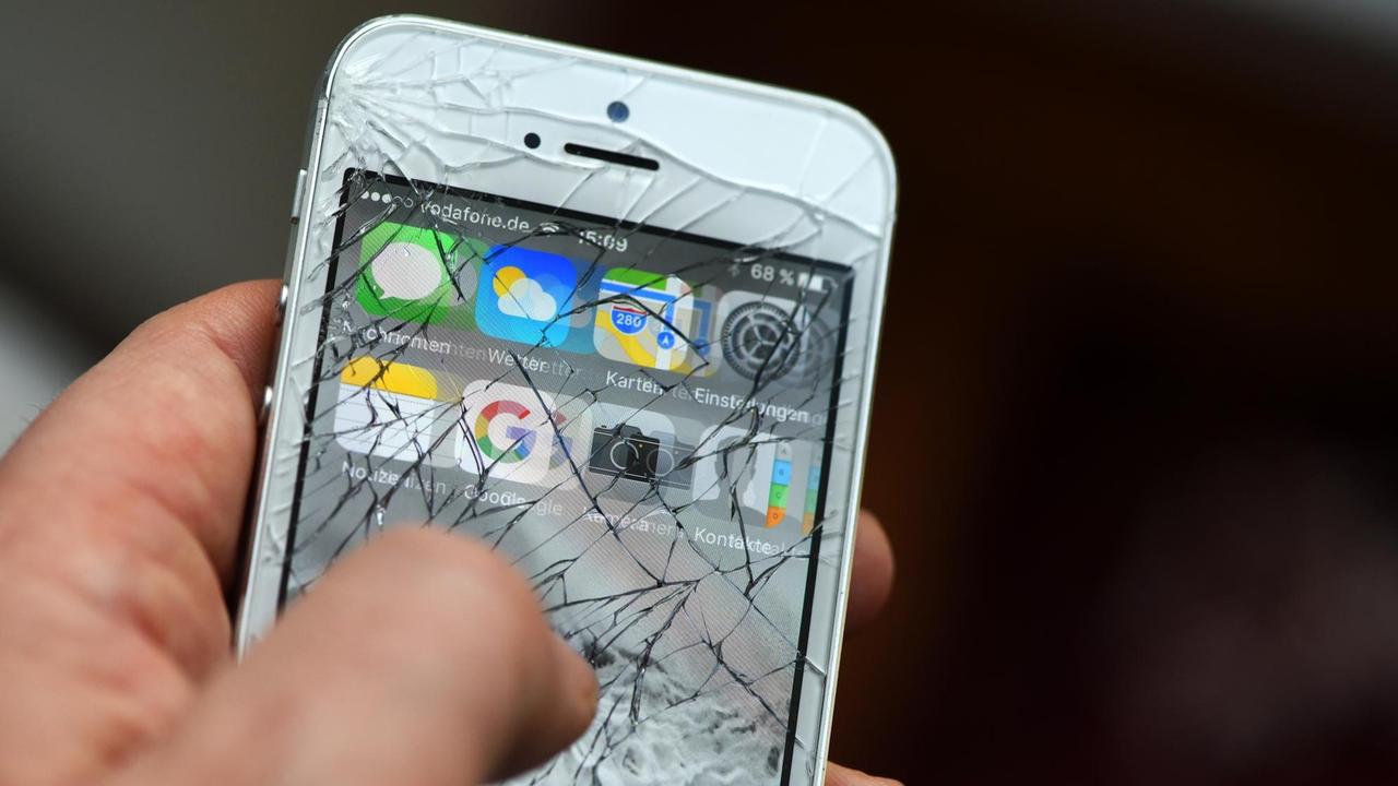 Ein gesplitterter, defekter Touchscreen eines Smartphones, fotografiert am 18.02.2016 in Berlin. Ein gesplitterter, defekter Touchscreen eines Smartphones, fotografiert am 18.02.2016 in Berlin.