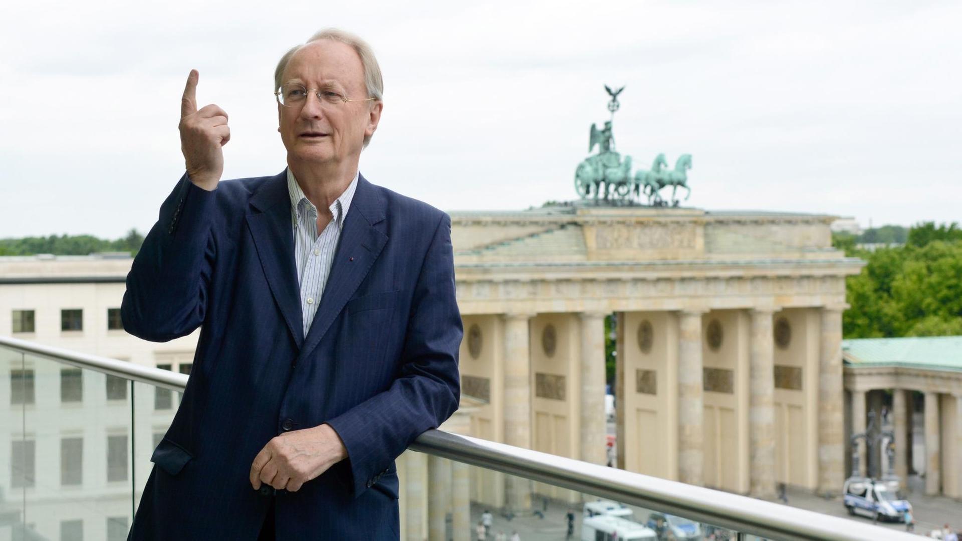 ARCHIV - 19.05.2015, Berlin: Klaus Staeck, damaliger Präsident der Akademie der Künste, steht am 19.05.2015 vor der Kulisse des Brandenburger Tores. Klaus Staeck hat mit seinen Plakaten regelmäßig für Aufsehen gesorgt. Auch mit 80 will er nicht Ruhe geben. ARCHIV - 19.05.2015, Berlin: Klaus Staeck, damaliger Präsident der Akademie der Künste, steht am 19.05.2015 vor der Kulisse des Brandenburger Tores. Klaus Staeck hat mit seinen Plakaten regelmäßig für Aufsehen gesorgt. Auch mit 80 will er nicht Ruhe geben.