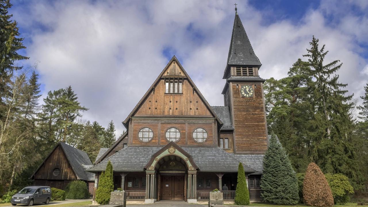 Eine Kirche in Holzbauweise mit einem größeren Kirchturm. Eine Kirche in Holzbauweise mit einem größeren Kirchturm.
