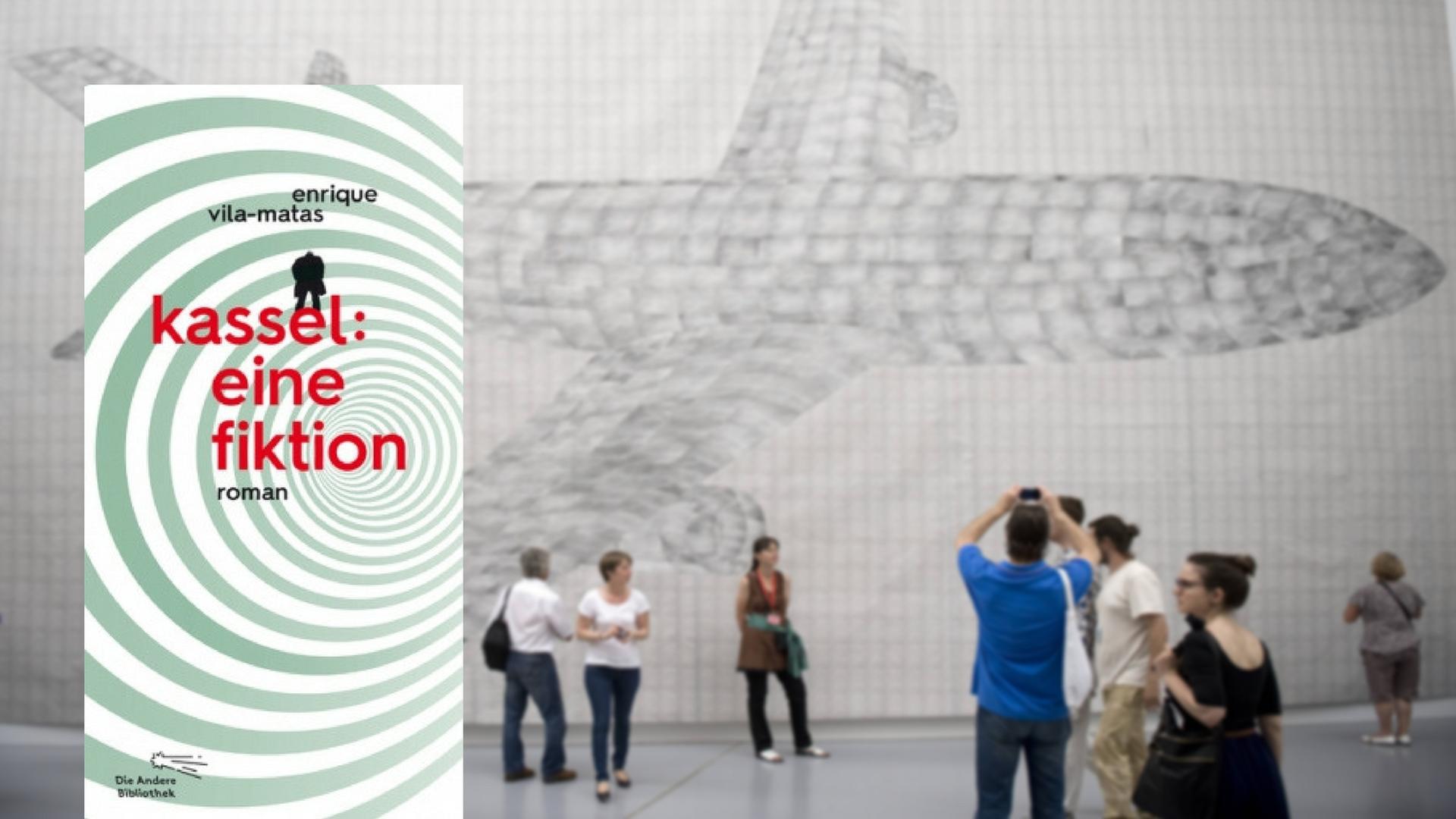 Im Vordergrund das Buchcover von "Kassel. Eine Fiktion", im Hintergrund Besucher vor einem Kunstwerk der Documenta 13. Im Vordergrund das Buchcover von "Kassel. Eine Fiktion", im Hintergrund Besucher vor einem Kunstwerk der Documenta 13.