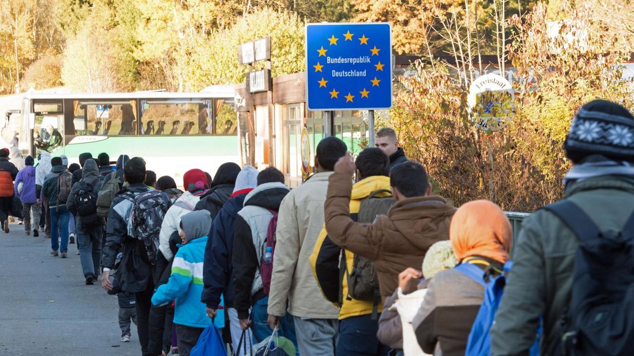 Flüchtlinge überqueren die deutsch-österreichische Grenze Flüchtlinge überqueren die deutsch-österreichische Grenze