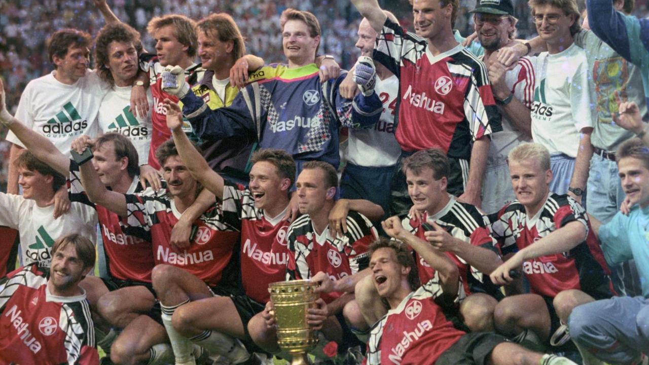 Die Mannschaft von Hannover 96 nach dem gewonnenen DFB-Pokalfinale 1992 gegen Borussia Mönchengladbach.