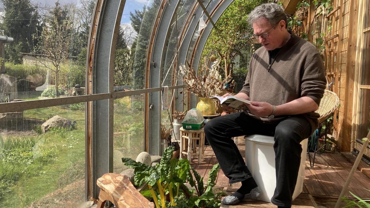 Haiko Pieplow präsentiert die Trockentoilette im Wintergarten seines Hauses. Haiko Pieplow präsentiert die Trockentoilette im Wintergarten seines Hauses.