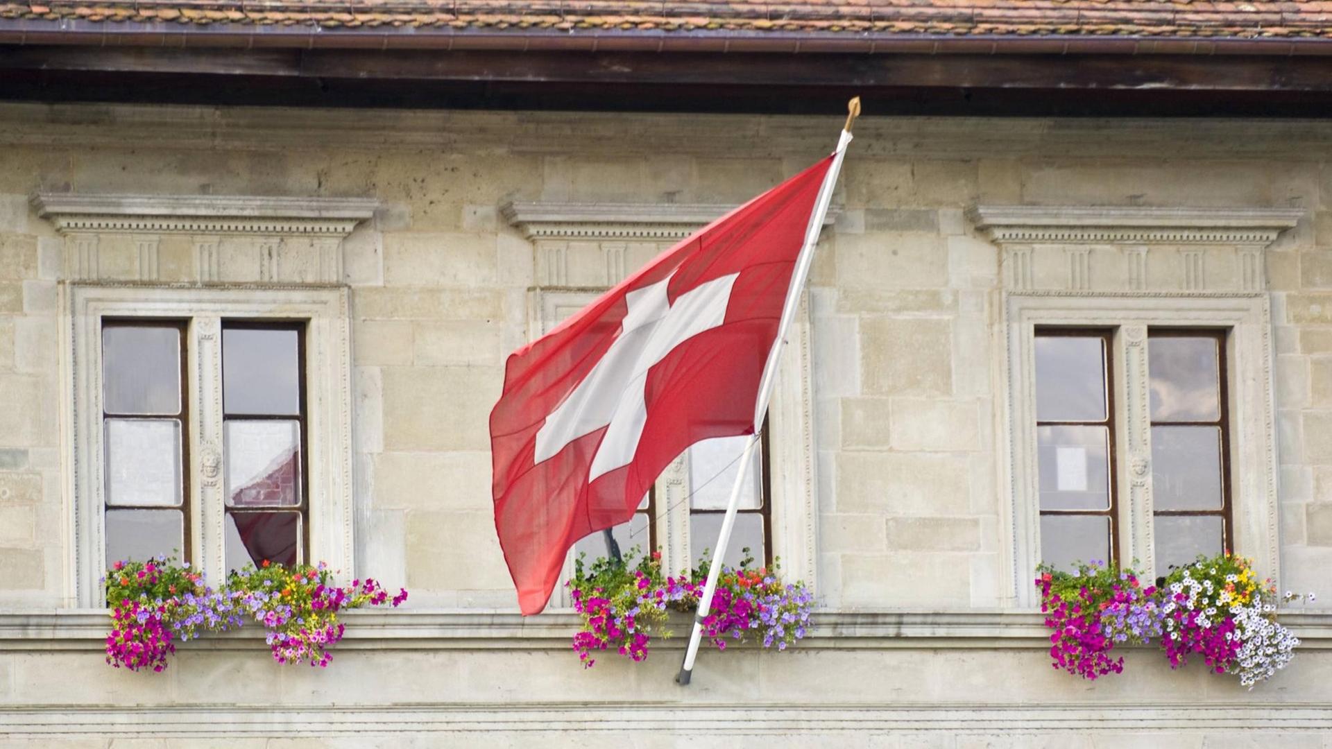 Schweizer Flagge am Rathaus in Luzern Schweizer Flagge am Rathaus in Luzern