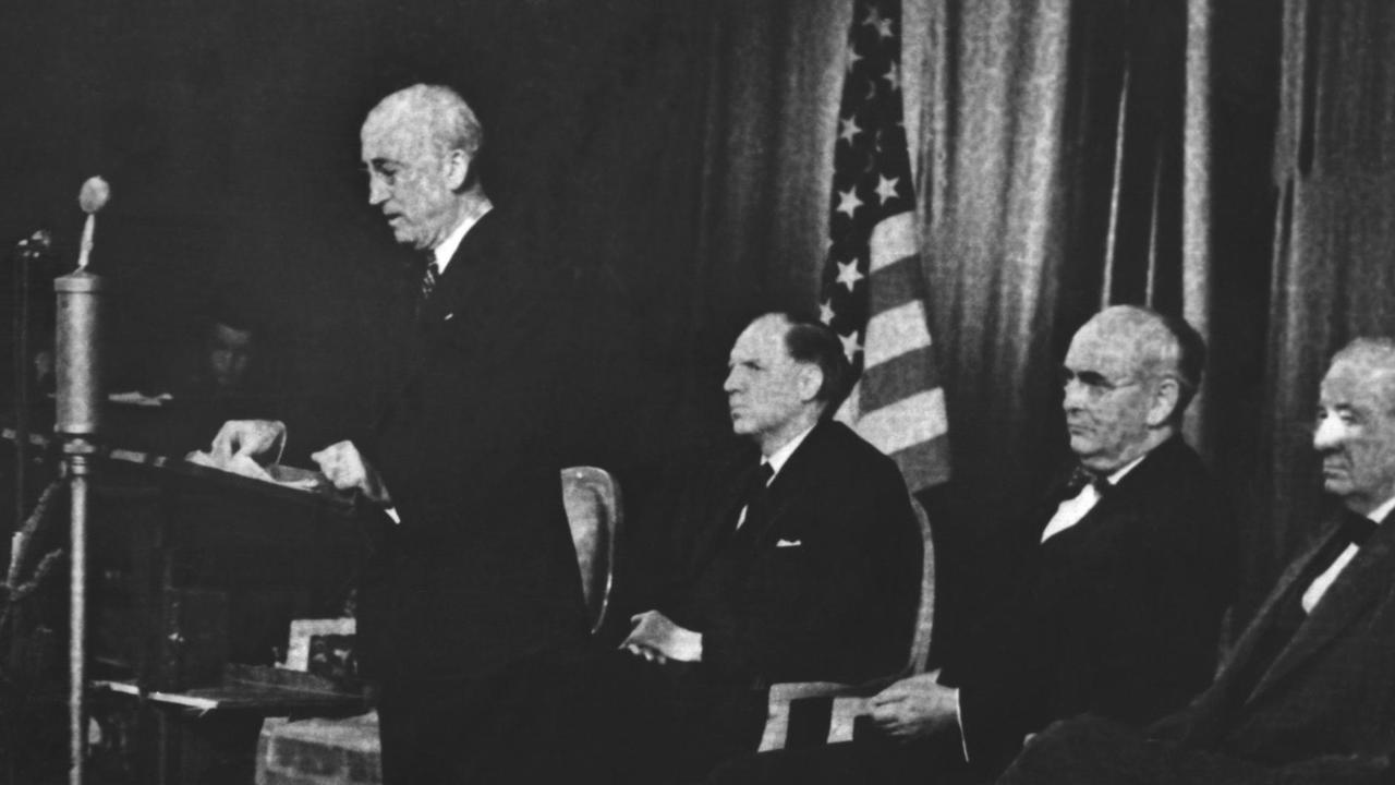 Der US-amerikanische Außenminister James B. Byrnes in Stuttgart bei seiner programmatischen Rede, in der er die Abkehr von den Ideen des Morgenthauplans ankündigte und für Deutschland einen demokratischen Wiederaufbau forderte. Der US-amerikanische Außenminister James B. Byrnes in Stuttgart bei seiner programmatischen Rede, in der er die Abkehr von den Ideen des Morgenthauplans ankündigte und für Deutschland einen demokratischen Wiederaufbau forderte.