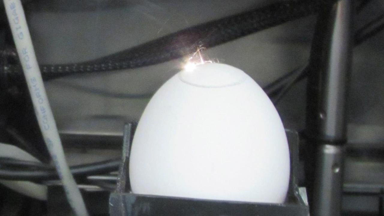 Mit einem Laser wird das Ei kreisförmig perforiert und geöffnet Mit einem Laser wird das Ei kreisförmig perforiert und geöffnet