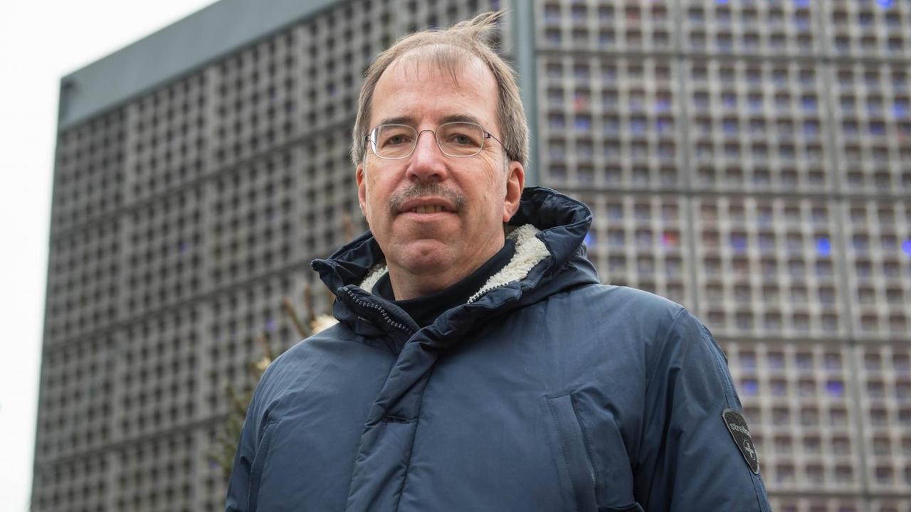 Der Pfarrer der evangelischen Kaiser-Wilhelm-Gedaechtniskirche in Berlin, Martin Germer, steht vor der Kirche. Der Pfarrer der evangelischen Kaiser-Wilhelm-Gedaechtniskirche in Berlin, Martin Germer, steht vor der Kirche.