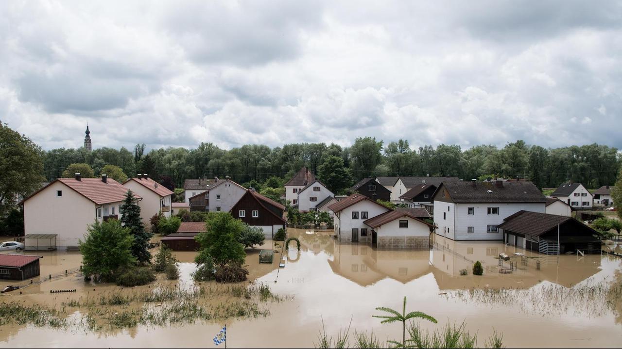 Wasser steht zwischen Häusern in Simbach am Inn nach schweren Unwettern Wasser steht zwischen Häusern in Simbach am Inn nach schweren Unwettern