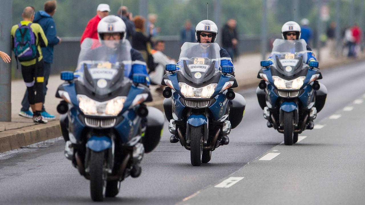 Motorradpolizisten schützen die Fahrer bei der Tour de France. Motorradpolizisten schützen die Fahrer bei der Tour de France.