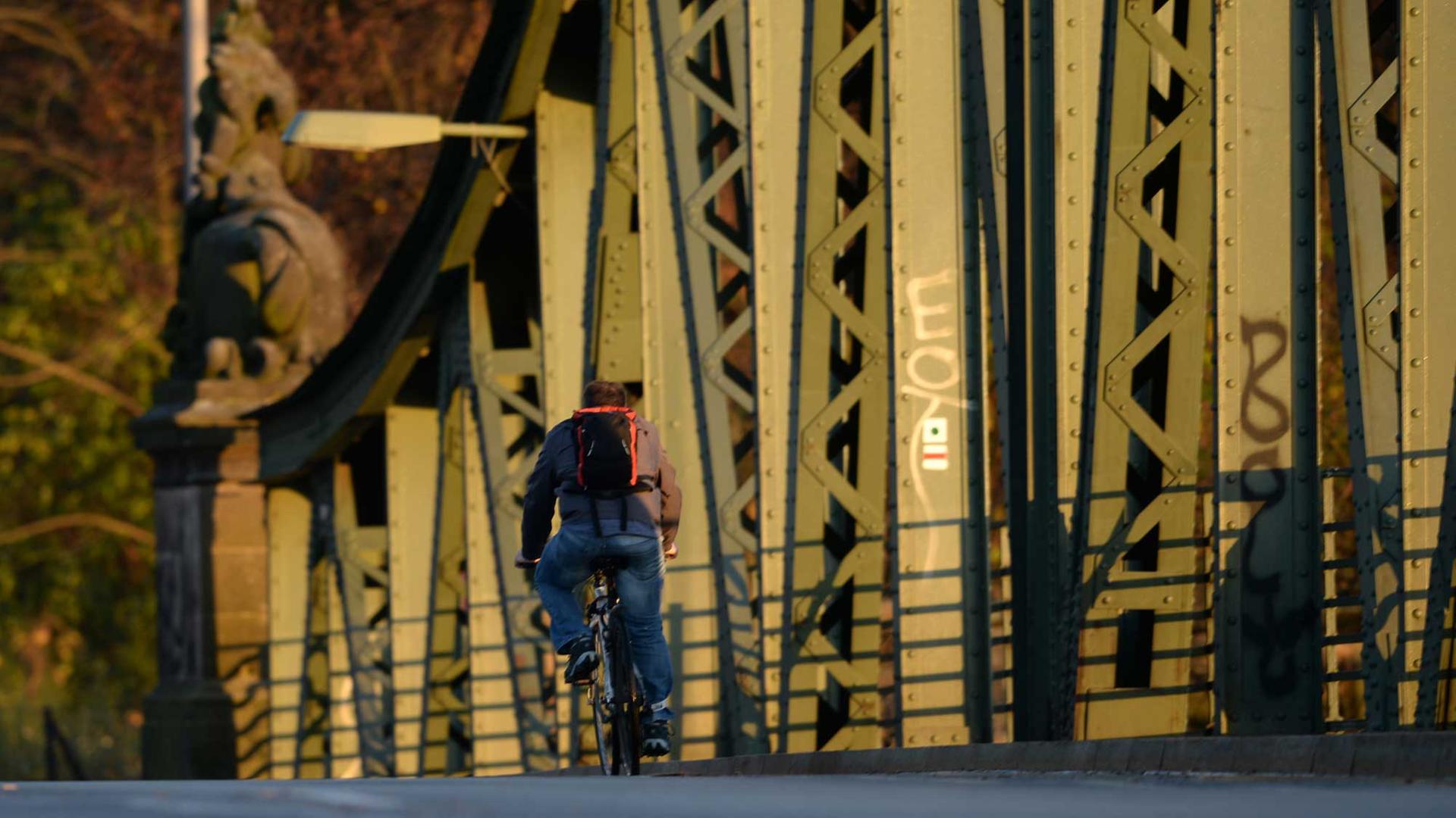 Die Glienicker Brücke zwischen dem ehemaligen West-Berlin und Potsdam. Die Brücke gilt als ein Symbol des Kalten Krieges. Die Grenze zwischen West-Berlin und der ehemaligen Sowjetzone verlief genau in der Mitte des Bauwerks. Hier wurden Häftlinge und Agenten zwischen Ost und West getauscht. Die Glienicker Brücke zwischen dem ehemaligen West-Berlin und Potsdam. Die Brücke gilt als ein Symbol des Kalten Krieges. Die Grenze zwischen West-Berlin und der ehemaligen Sowjetzone verlief genau in der Mitte des Bauwerks. Hier wurden Häftlinge und Agenten zwischen Ost und West getauscht.