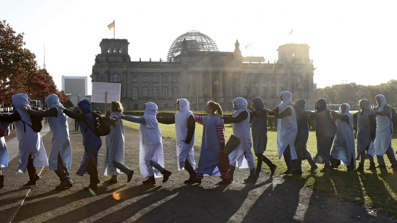 Demonstranten bilden eine Menschenkette vor dem Reichstag. Demonstranten bilden eine Menschenkette vor dem Reichstag.