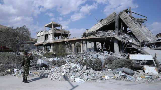 Ein syrischer Soldat filmt das zerstörte Forschungszentrum in Barzeh bei Damaskus nach dem Raketenangriff von USA, Großbritannien und Frankreich.