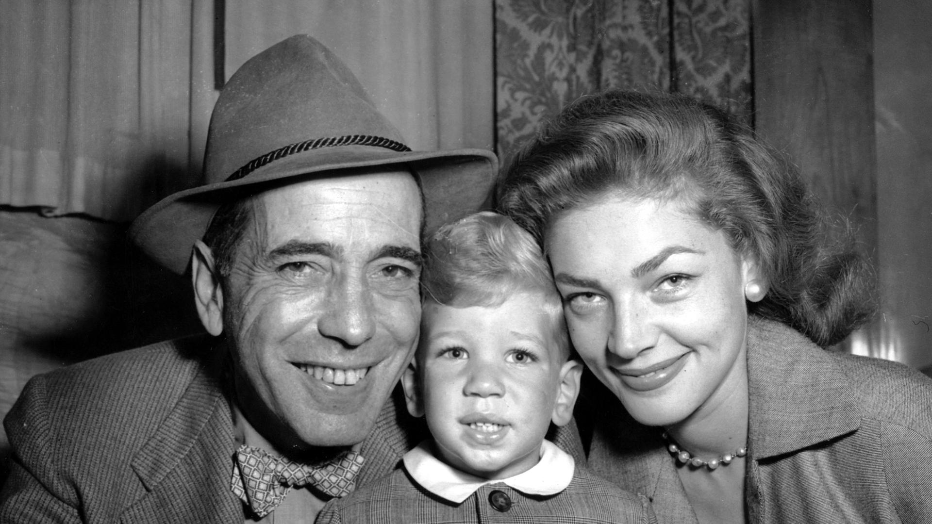 Lauren Bacall und Humphrey Bogart posieren mit ihrem Sohn Stephen am 7.9.1951 im englischen Southampton für ein Familienfoto.