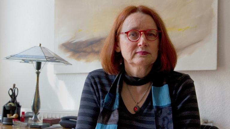 Psychoanalytikerin Annette Simon in ihrem Büro sitzend vor dem Schreibtisch Psychoanalytikerin Annette Simon in ihrem Büro sitzend vor dem Schreibtisch