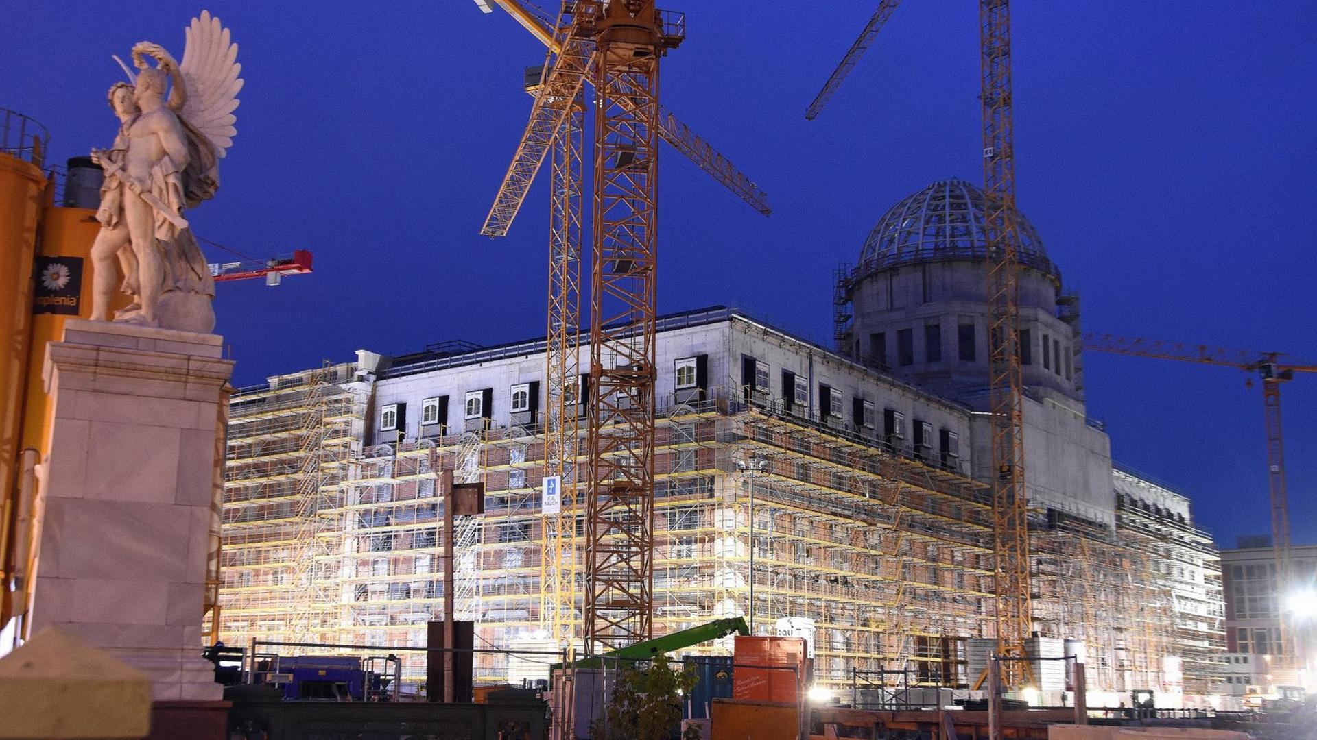 Fortschreitende Arbeiten auf der Baustelle "Berliner Schloß - Humboldtforum", Schloßplatz 5 in Berlin-Mitte. Fortschreitende Arbeiten auf der Baustelle "Berliner Schloß - Humboldtforum", Schloßplatz 5 in Berlin-Mitte.