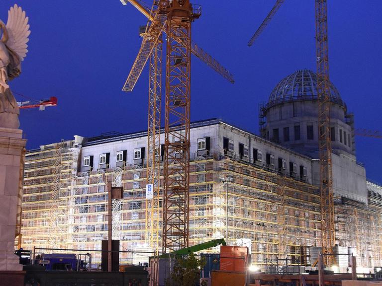 Fortschreitende Arbeiten auf der Baustelle "Berliner Schloß - Humboldtforum", Schloßplatz 5 in Berlin-Mitte.