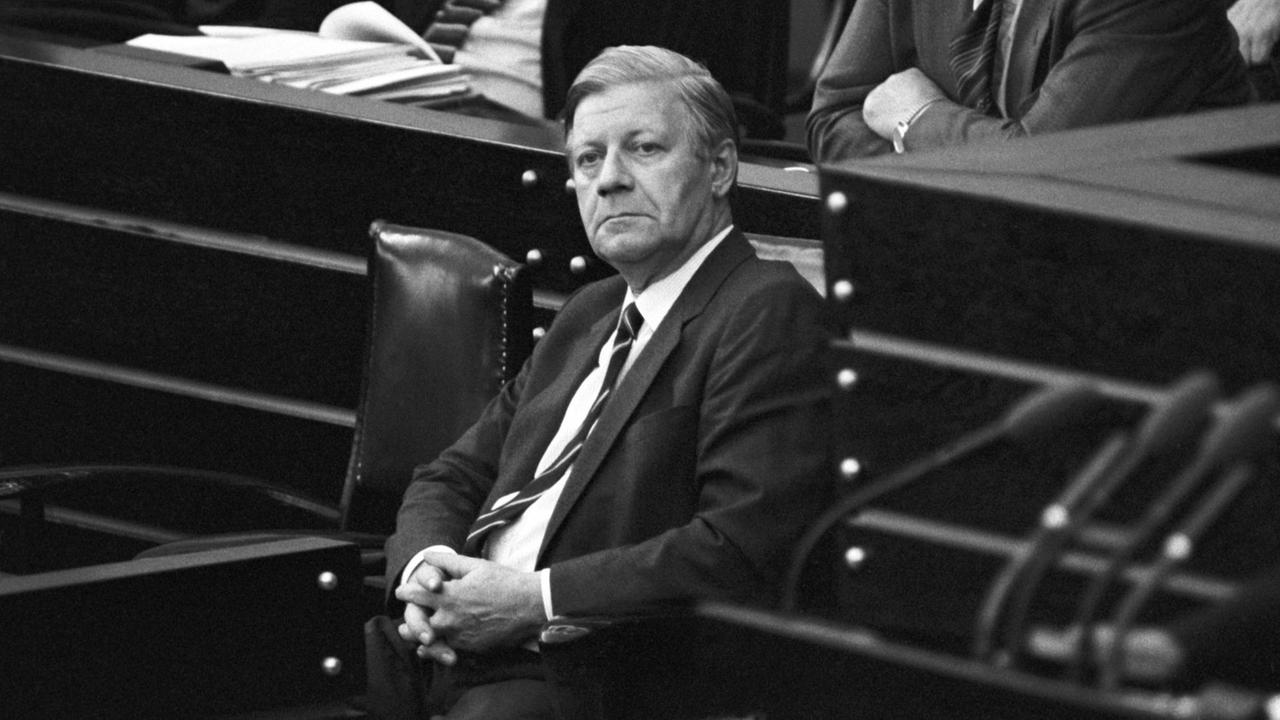Bundeskanzler und Außenminister Helmut Schmidt (SPD) am 27.09.1982 auf der Regierungsbank im Deutschen Bundestag in Bonn. Bundeskanzler und Außenminister Helmut Schmidt (SPD) am 27.09.1982 auf der Regierungsbank im Deutschen Bundestag in Bonn.
