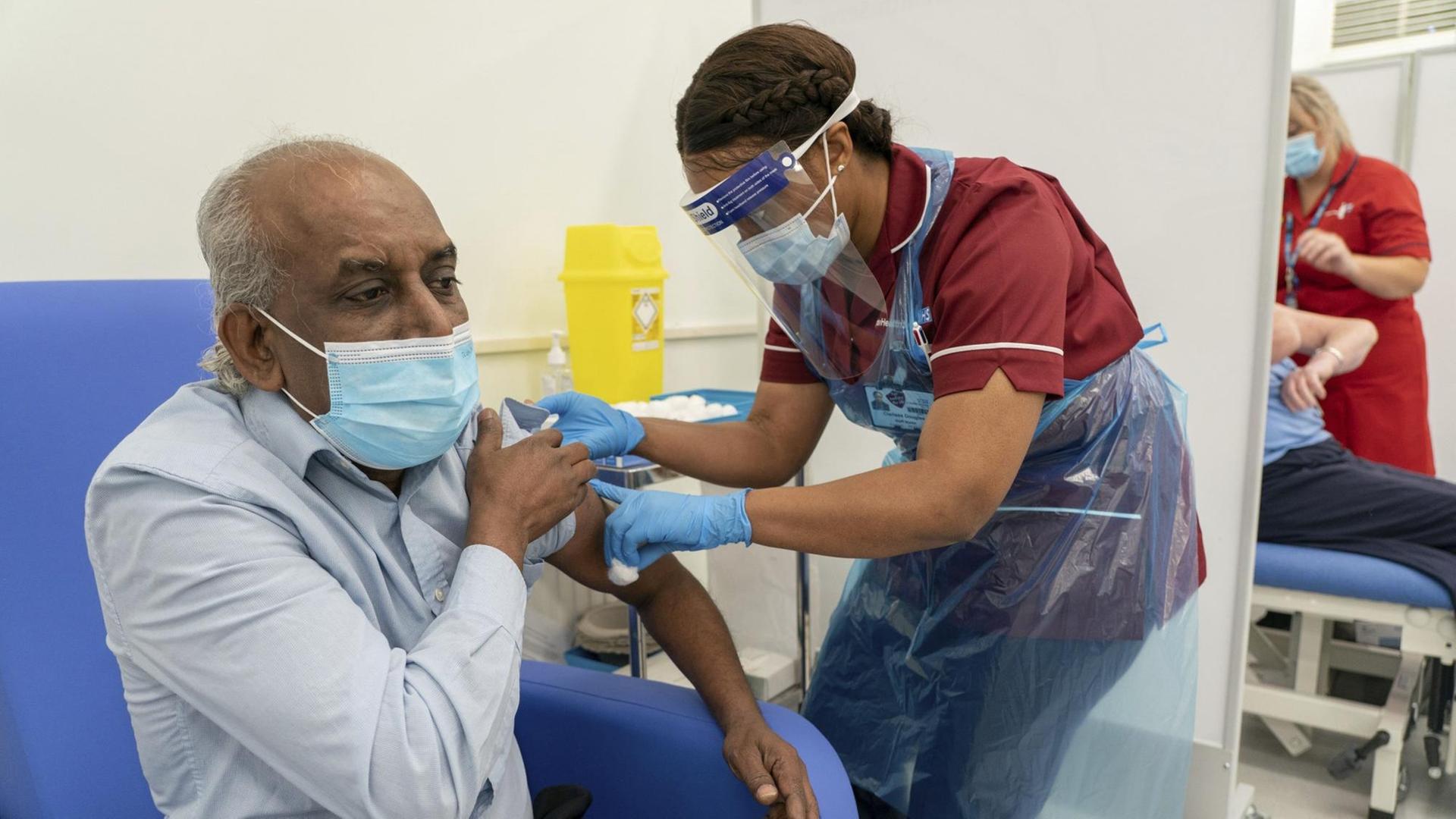 Der 61-jährige Pillay Jagambrun bekommt eine Pfizer/BioNTech COVID-19-Impfung im Rahmen der größten Impfaktion der britischen Geschichte. 8. Dezember 2020.
