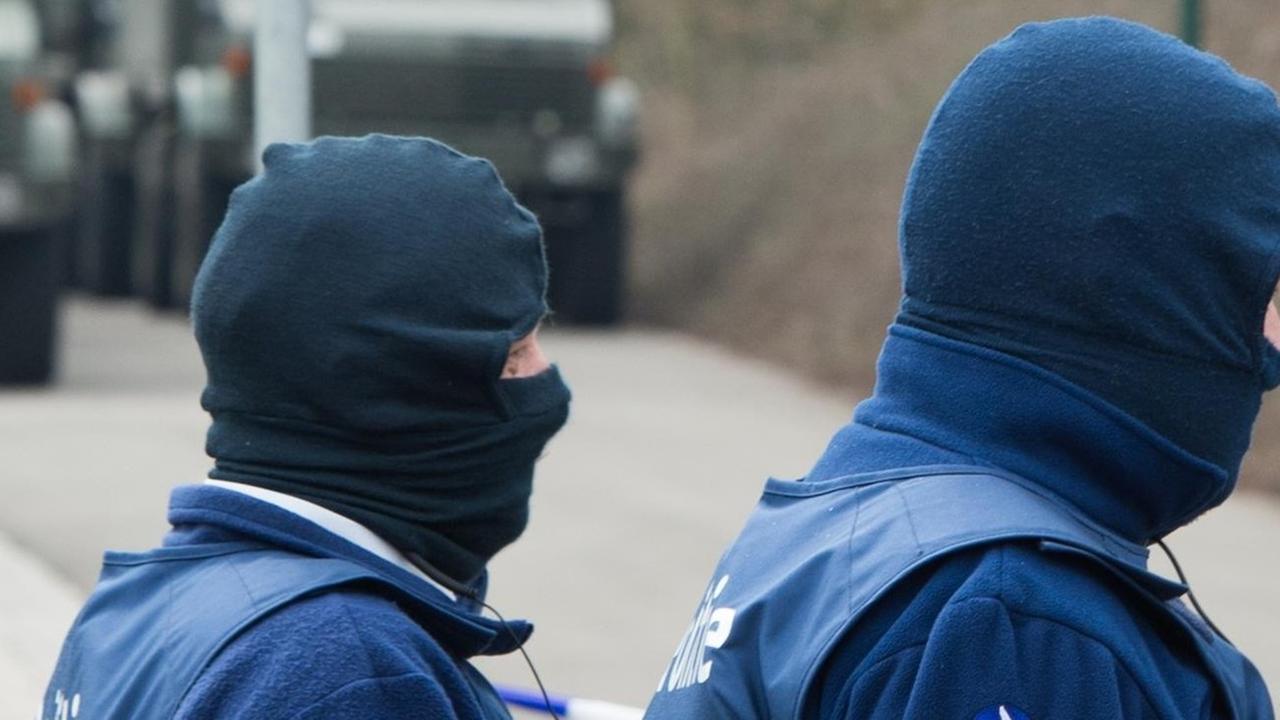 Zwei Sicherheitskräfte gehen bei einem Großeinsatz gegen Islamisten vor Zwei Sicherheitskräfte gehen bei einem Großeinsatz gegen Islamisten vor