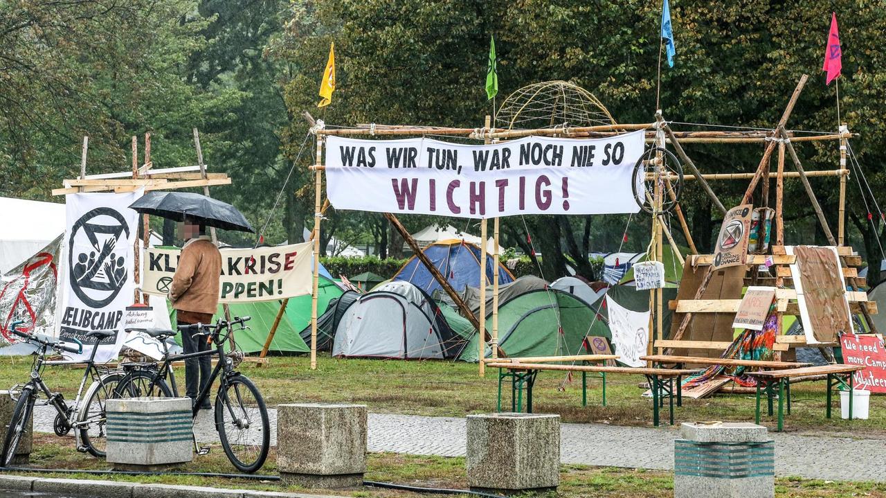 Protestbewegung Extinction Rebellion campiert mit Zelten vor Bundeskanzleramt bei Regen in Berlin am 08.10.19. Schriftzug: Was wir tun, war noch nie so wichtig! | Verwendung weltweit Protestbewegung Extinction Rebellion campiert mit Zelten vor Bundeskanzleramt bei Regen in Berlin am 08.10.19. Schriftzug: Was wir tun, war noch nie so wichtig! | Verwendung weltweit