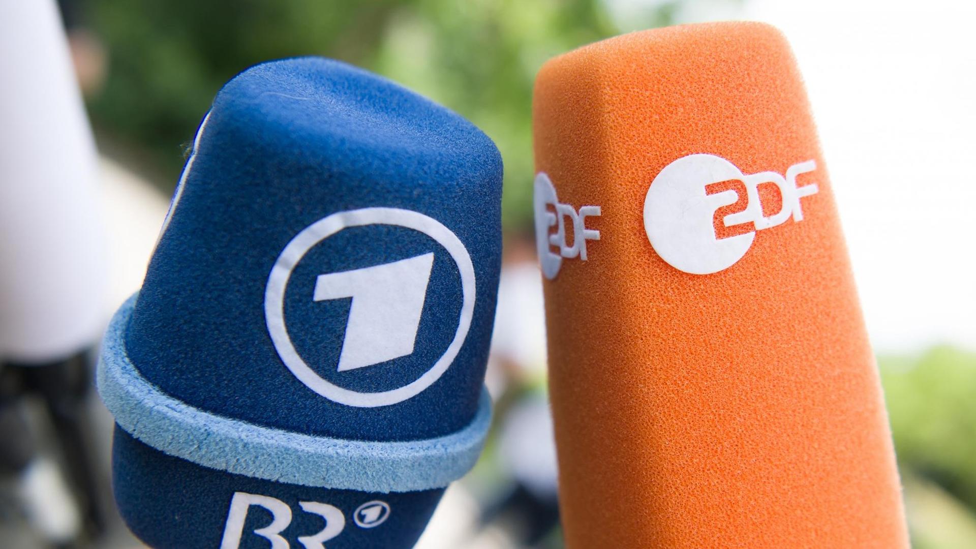 Mikrofone mit den Logos von ARD und ZDF. Mikrofone mit den Logos von ARD und ZDF.