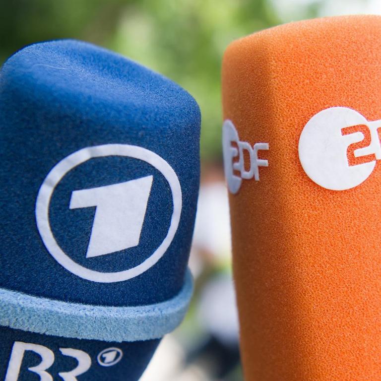 Fernsehmikrofone mit den Logos von ARD/BR und ZDF.