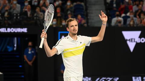 Das Foto zeigt den Tennisprofi Daniil Medwedew bei den Australian Open im Februar 2021.