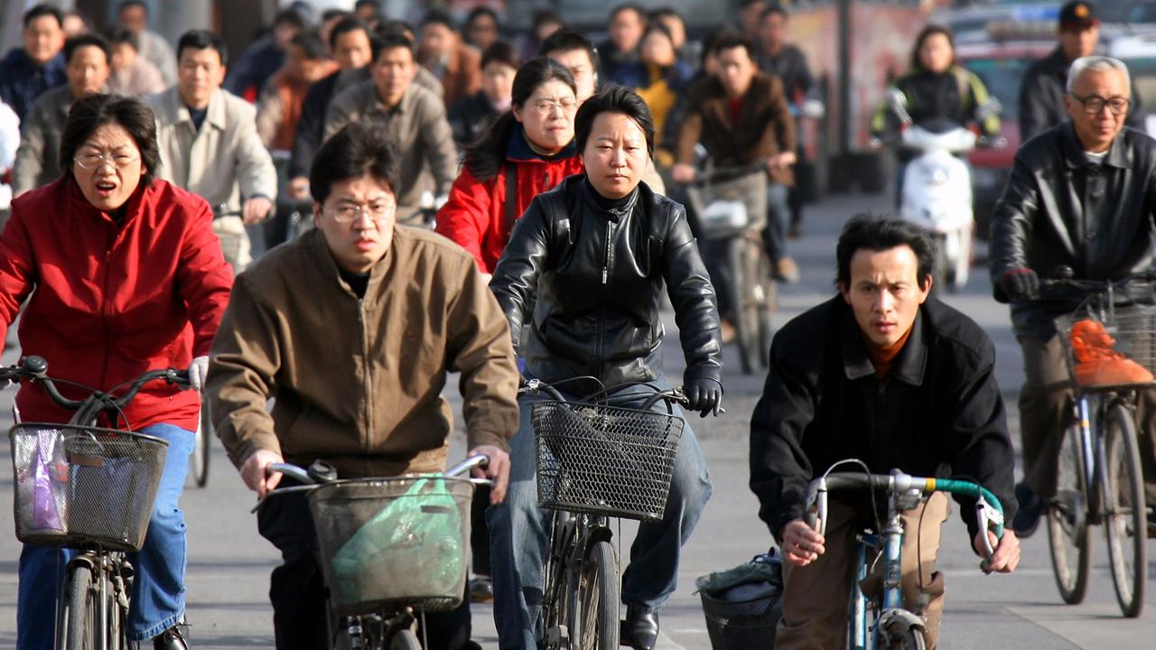Eine Aufnahme vom 12.04.2006. Trotz einer steigenden Zahl von Autos und einem modernen Nahverkehrssystem nutzen noch immer hunderttausende Pekinger das Fahrrad. Eine Aufnahme vom 12.04.2006. Trotz einer steigenden Zahl von Autos und einem modernen Nahverkehrssystem nutzen noch immer hunderttausende Pekinger das Fahrrad.