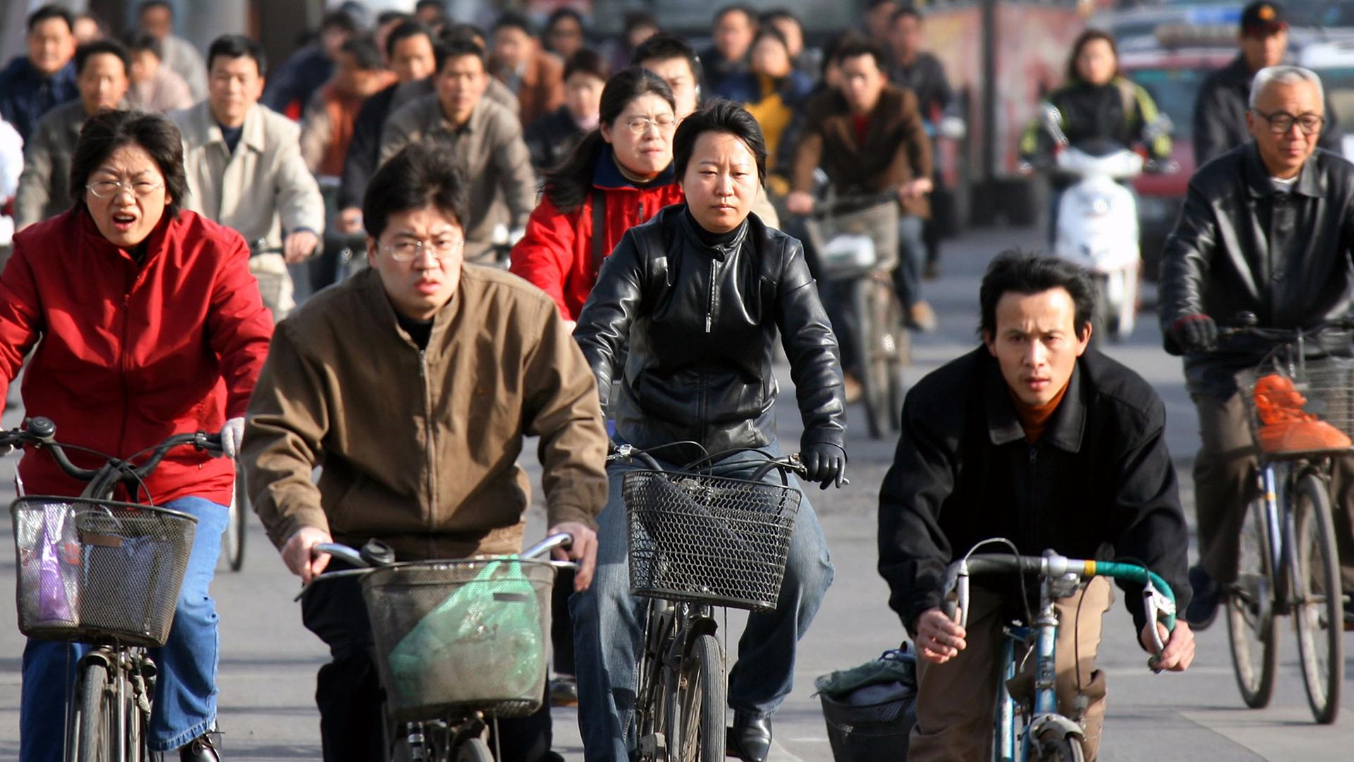 Eine Aufnahme vom 12.04.2006. Trotz einer steigenden Zahl von Autos und einem modernen Nahverkehrssystem nutzen noch immer hunderttausende Pekinger das Fahrrad. Eine Aufnahme vom 12.04.2006. Trotz einer steigenden Zahl von Autos und einem modernen Nahverkehrssystem nutzen noch immer hunderttausende Pekinger das Fahrrad.