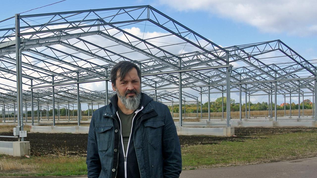 Martin Schädler steht vor der Freilandversuchsanlage des Helmholzzentrums für Umweltforschung in Bad Lauchstädt. Martin Schädler steht vor der Freilandversuchsanlage des Helmholzzentrums für Umweltforschung in Bad Lauchstädt.