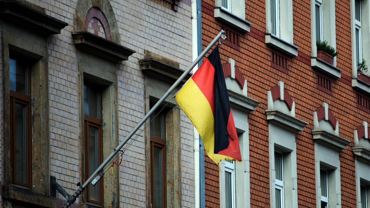 Eine deutsche Fahne an einem Haus.